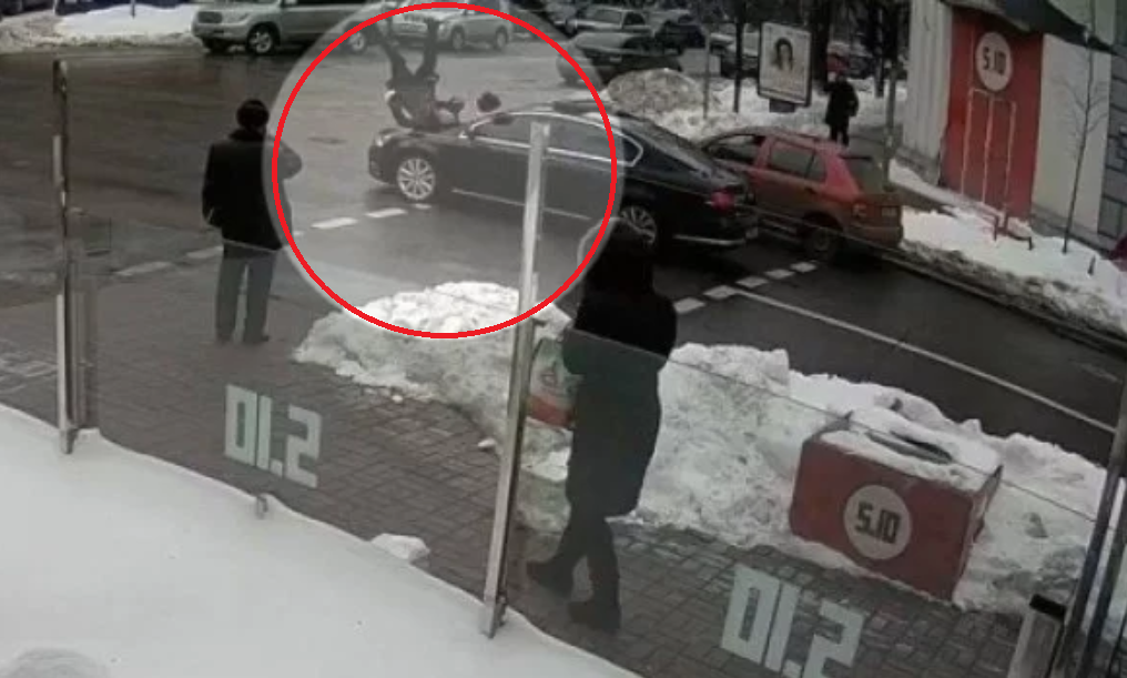 Опубликовано видео, как кортеж Порошенко сбил пенсионера в центре Киева: стало известно, как именно произошло столкновение, - кадры