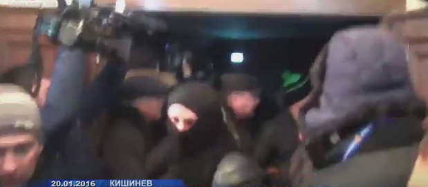 Митингующие в Кишиневе вытеснили полицию и полностью захватили здание