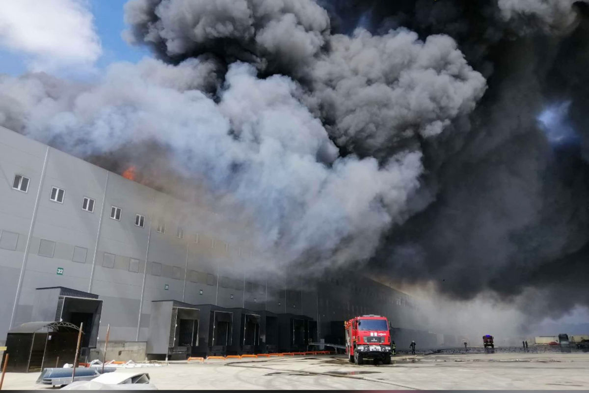 ​Под Одессой мощный пожар охватил 10 000 м кв. склада - десятки пожарных переброшены на место ЧП