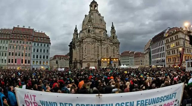 В Дрездене прошел многотысячный митинг против антимусульманских и ксенофобских акций