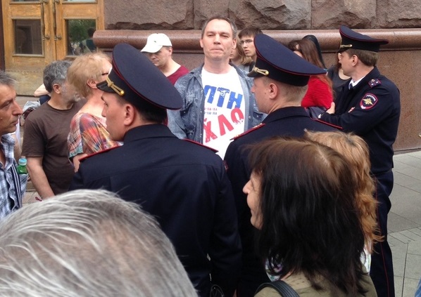 Кадры: в Москве силовики задержали митингующего в футболке с легендарной надписью о Путине. У рамок во весь голос протестующие поют знаменитый хит украинских ультрас