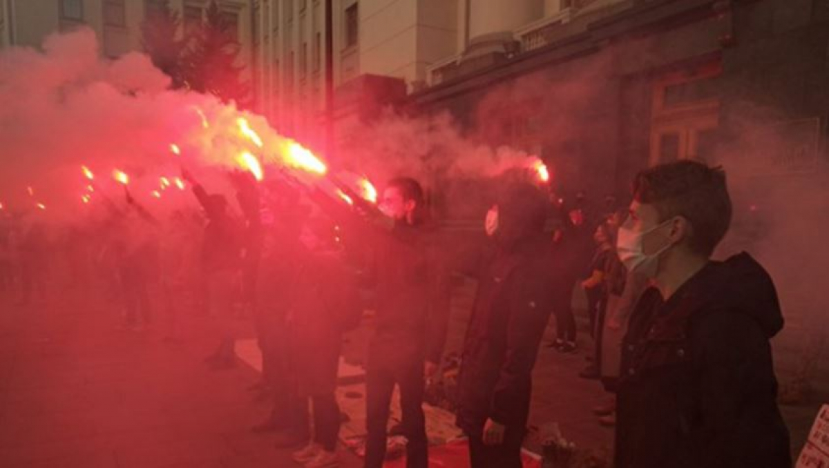 Дело Гандзюк: активисты жгут под Офисом Зеленского файеры и требуют отставки Генпрокурора Венедиктовой