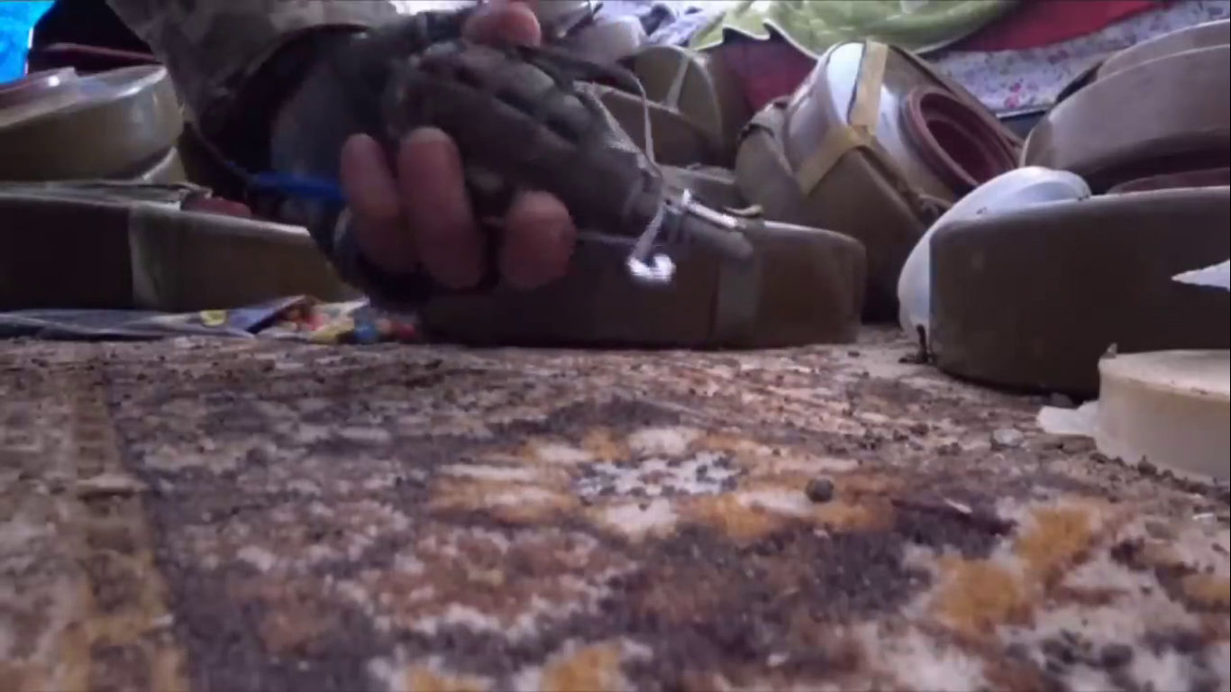 "Я тебя победил", – украинский защитник показал, как обезвреживает "подарки" от оккупантов