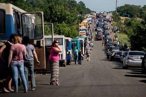 Очереди в пять рядов и ночевки под открытым небом: в зоне АТО люди по 3 дня ждут возможности пересечь КПВВ