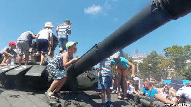 Оккупанты заставили центр Севастополя военной техникой - в Сети появились фото, как крымчане празднуют день российского морфлота