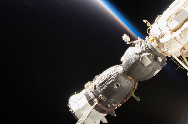 В российском космическом корабле "Союз МС-09" нашли дыру - космонавты РФ могут оказаться в опасности: кадры