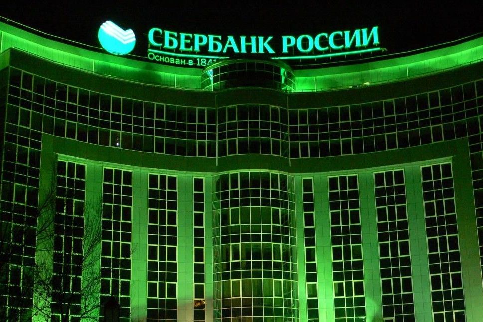 ​Сбербанк получил "черную метку": крупнейшему госбанку России отключат SWIFT