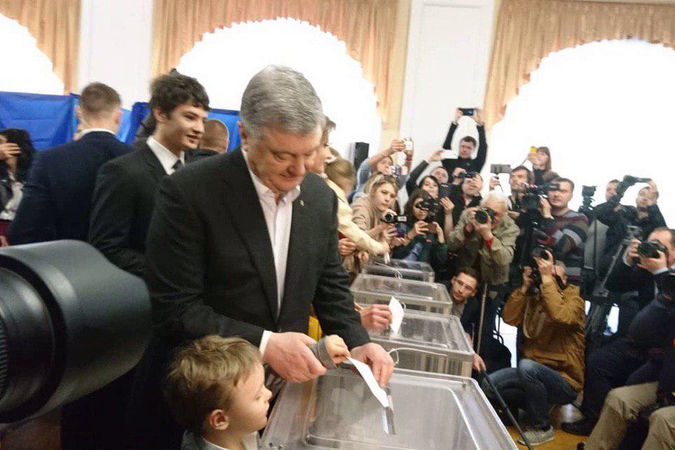 ​Порошенко, проголосовав на выборах, "подколол" Зеленского: "Потому что не смешно" - кадры