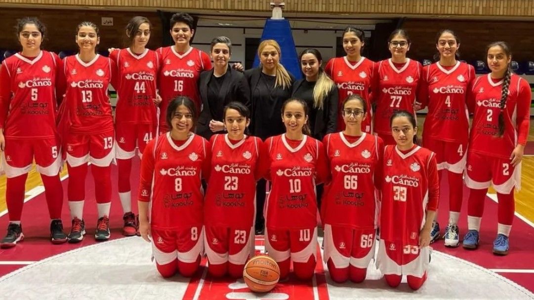 Иранские баскетболистки рискнули жизнью, чтобы бросить вызов режиму Хаменеи