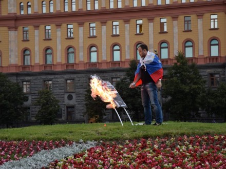 «Нет палачу!», - в Москве на Лубянке сожгли Дзержинского