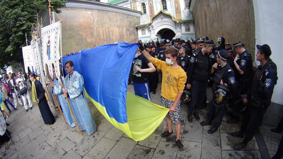 В Киеве под Лаврой активисты требуют «Прочь московского попа»