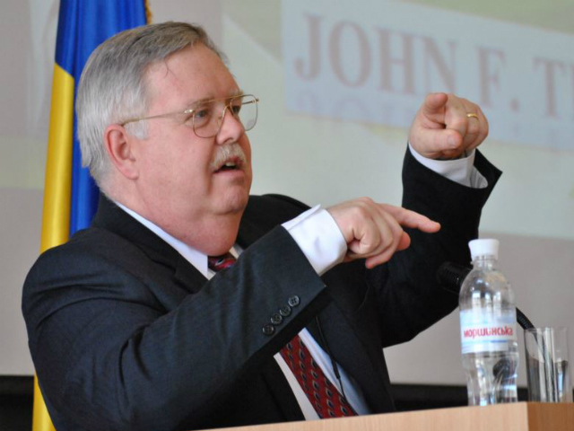 Посол США в РФ наденет на Парад Победы значок с российским флагом