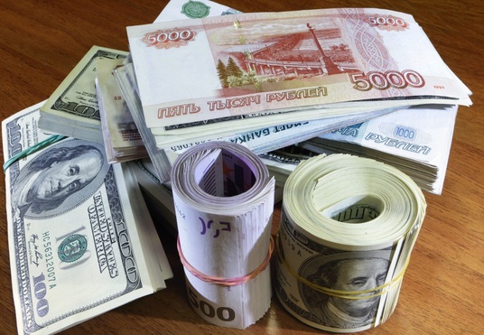 Рубль ускорил падение: финансовый рынок ожидает результатов переговоров по Украине