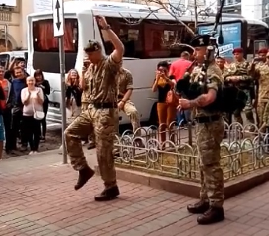 Кремль получит удар при виде таких кадров: солдат НАТО, да еще  в центре Киева на День Независимости, под бурные аплодисменты и волынку танцует танец – Сеть взорвали эти кадры