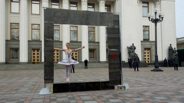 Под Радой играет "Лебединое озеро". Активисты требуют принять закон об общественном вещании‏