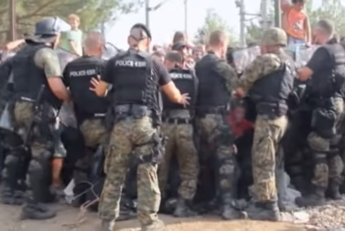 Беженцы из Греции штурмуют македонскую границу: полиция применяет гранаты и слезоточивый газ