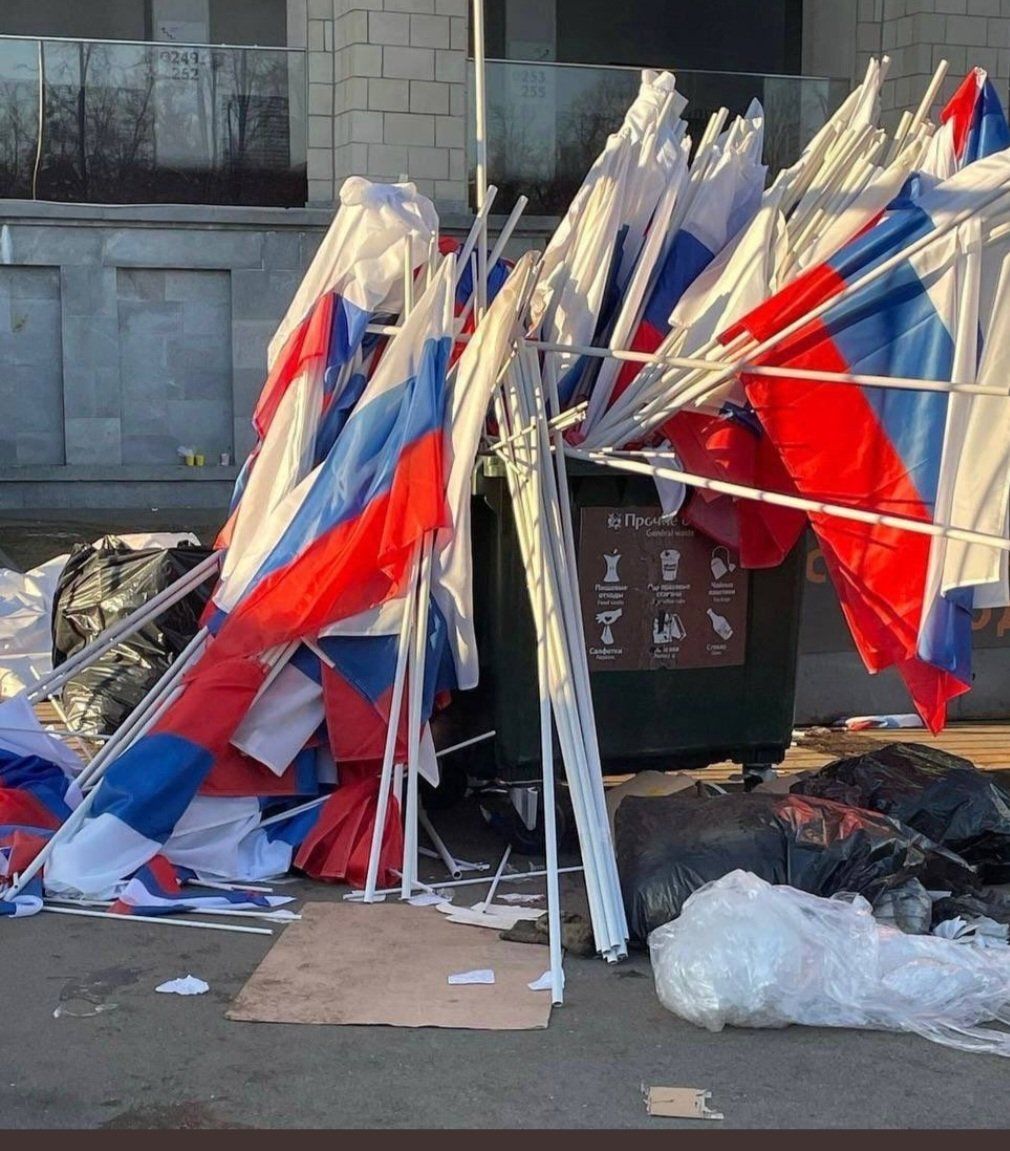 Флаги в мусорном баке: россияне демонстрируют "патриотизм" после концерта в "Лужниках"