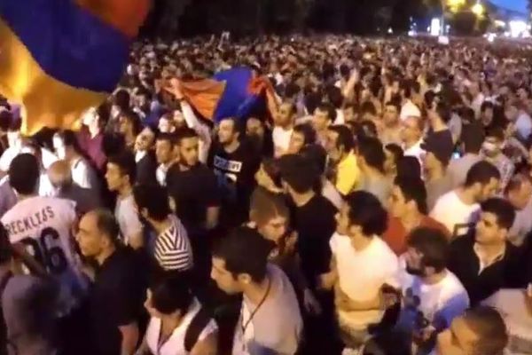 Радикализация настроений в Ереване: полиция обнаружила дубинки у активистов