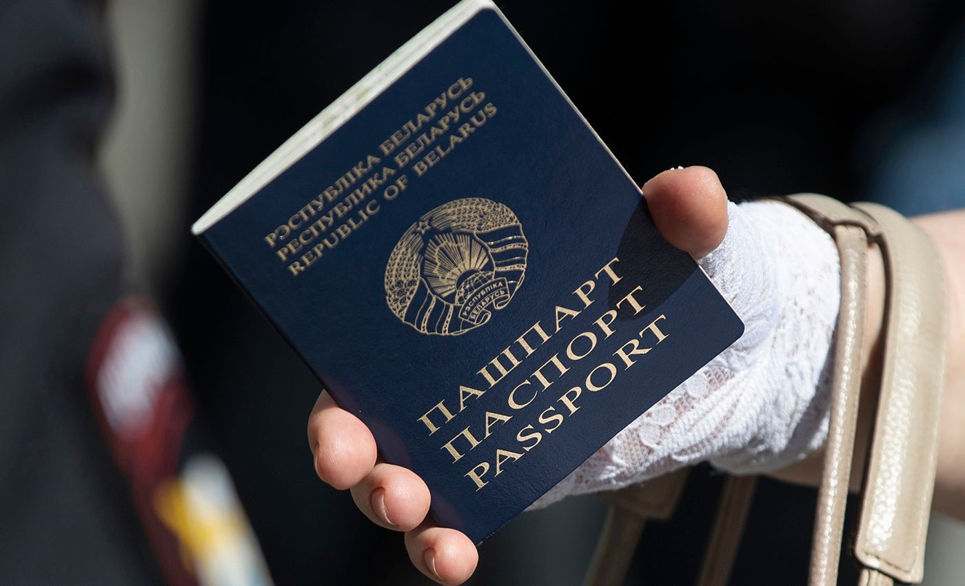 Беларусь открыла "охоту" на мужчин: границы закрыты после подачи заявки на визу - повестка