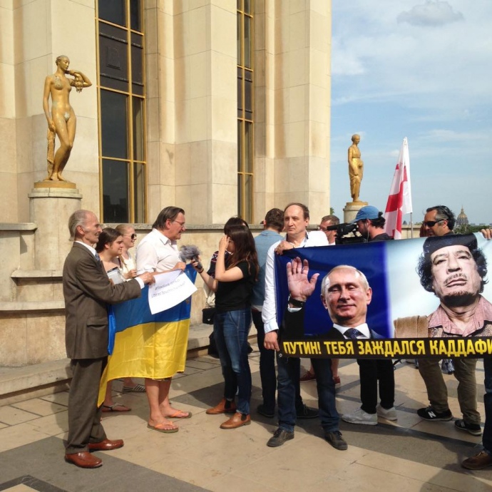"Путин, по тебе соскучился Каддафи", - в центре Парижа прошел протест против российского президента