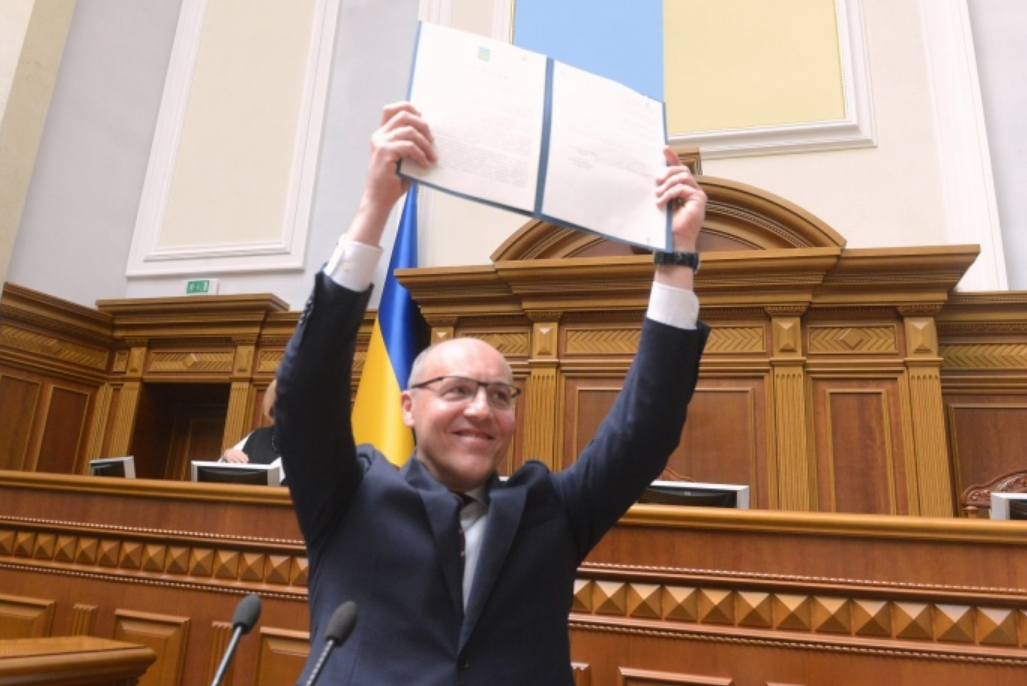 Парубий сдержал обещание и подписал важнейший для будущего Украины закон: исторические кадры