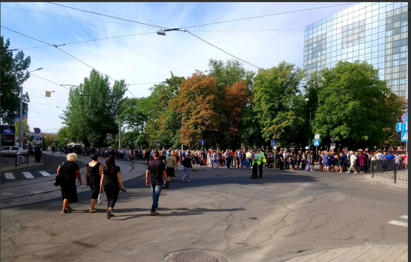 В Донецке километровые очереди перед театром, куда привезли тело Захарченко: очевидцы жалуются на озверелых боевиков - кадры