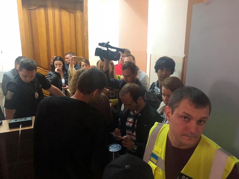 Покушение на Михайлика в Одессе: толпа пикетчиков пошла на захват здания управления полиции – кадры