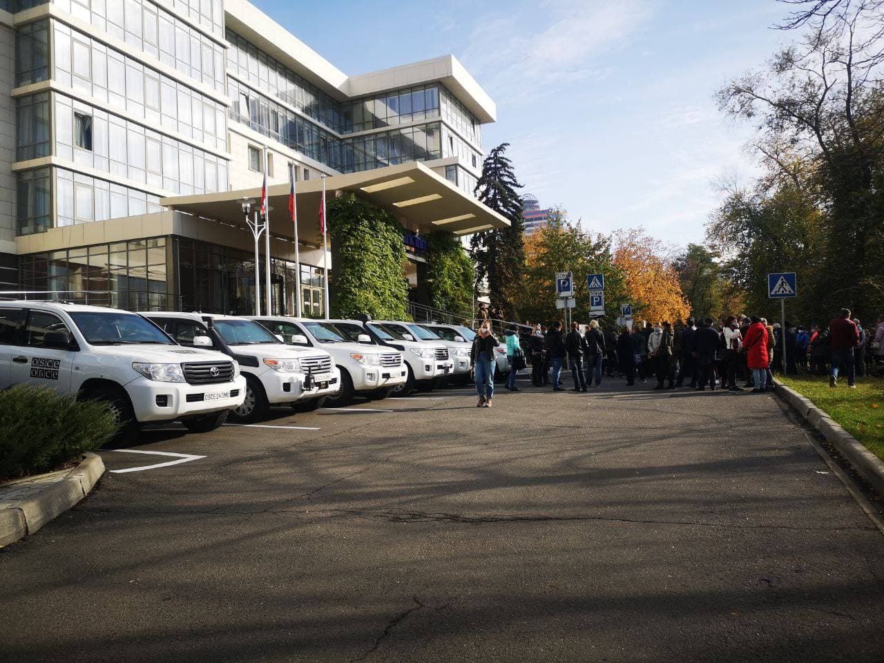 В Донецке митингующие заблокировали здание с Миссией ОБСЕ, выдвигая требования