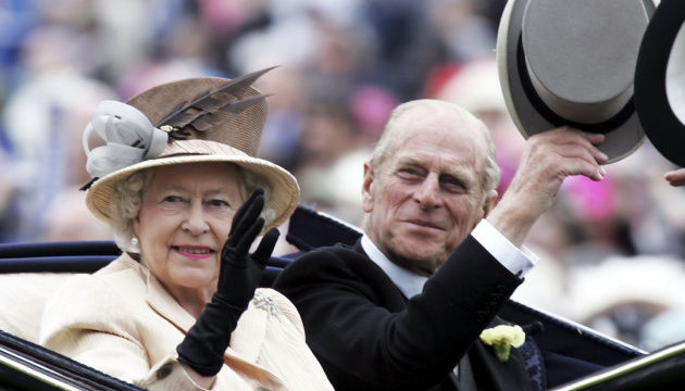Мужа королевы Великобритании принца Филиппа выписали после операции на сердце 