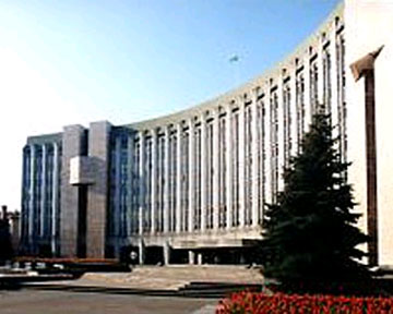В Днепропетровском горсовете уничтожили портреты Вилкула, Кобзона и Лазаренко