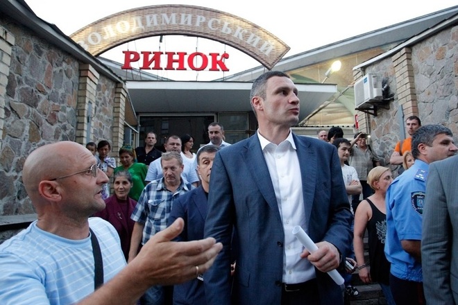 Ночью в Киеве загорелся Владимирский рынок