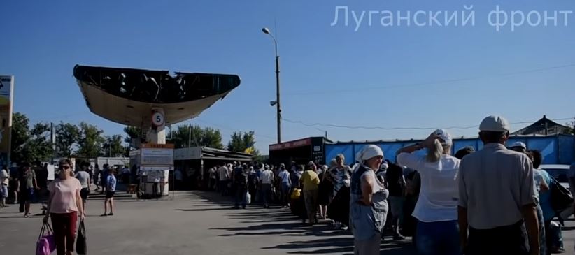 "Не бомбят, и хорошо": пенсионерам нравится жить в "ЛНР", но ездить за деньгами и колбасой в Украину – кадры