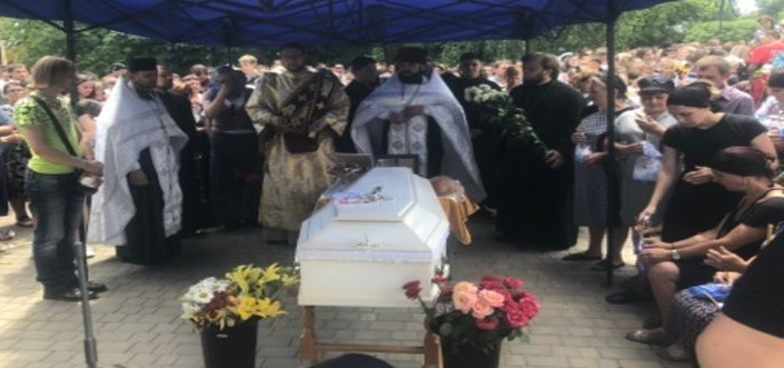 Закрытый гроб, истерика, игрушки: в Одесской области похоронили жестоко убитую Дашу Лукьяненко – душещипательные кадры 