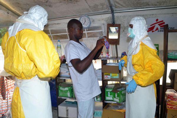 Либерийские медики грозят забастовкой из-за Эболы