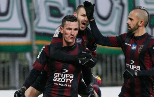 Появилось видео, как польский футболист Адам Фраччак во время исполнения пенальти ел брошенную в него вафлю