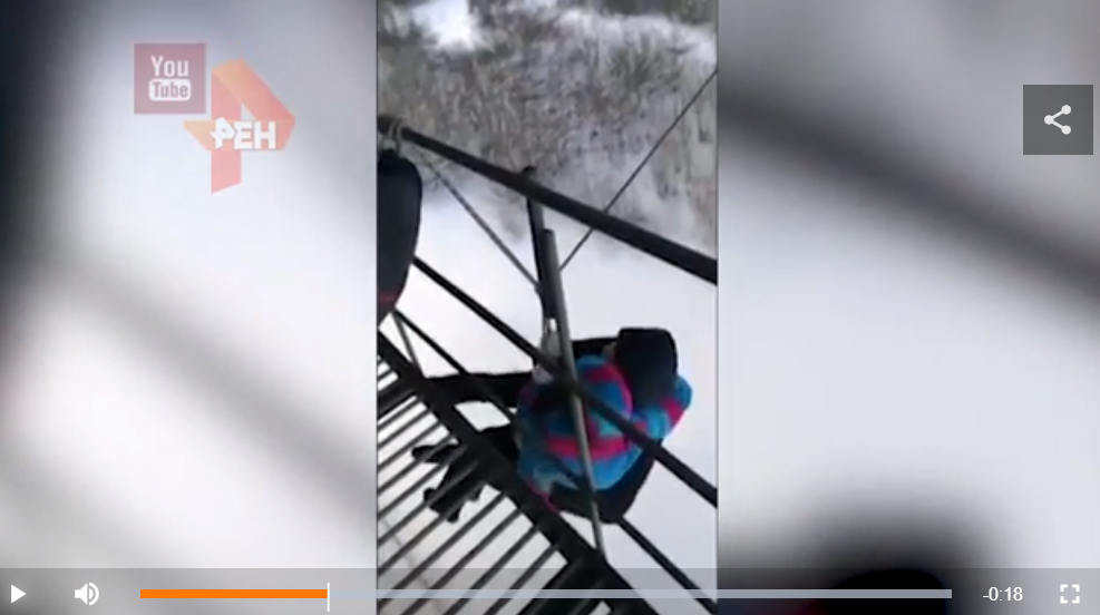В России молодая пара разбилась об лед, прыгая на тарзанке: опубликовано видео жуткого падения с большой высоты - кадры