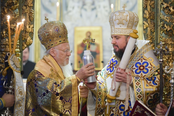 Исторический для Украины момент наступил: фото, как Варфоломей официально вручил Епифанию Томос об автокефалии