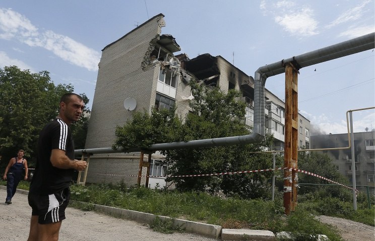Аброськин: террористы нанесли удар по центру Марьинки – полыхает дом.