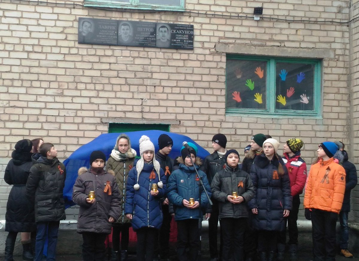 ​Ни прочитать, ни дотянуться: в “ДНР”, понимая ненависть народа, нетипично высоко вешают мемориальные доски “героям” - соцсети едко комментируют "асвабадителей"