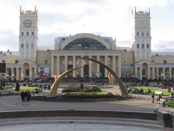 Милиция проверяет информацию о минировании ж/д вокзала в Харькове
