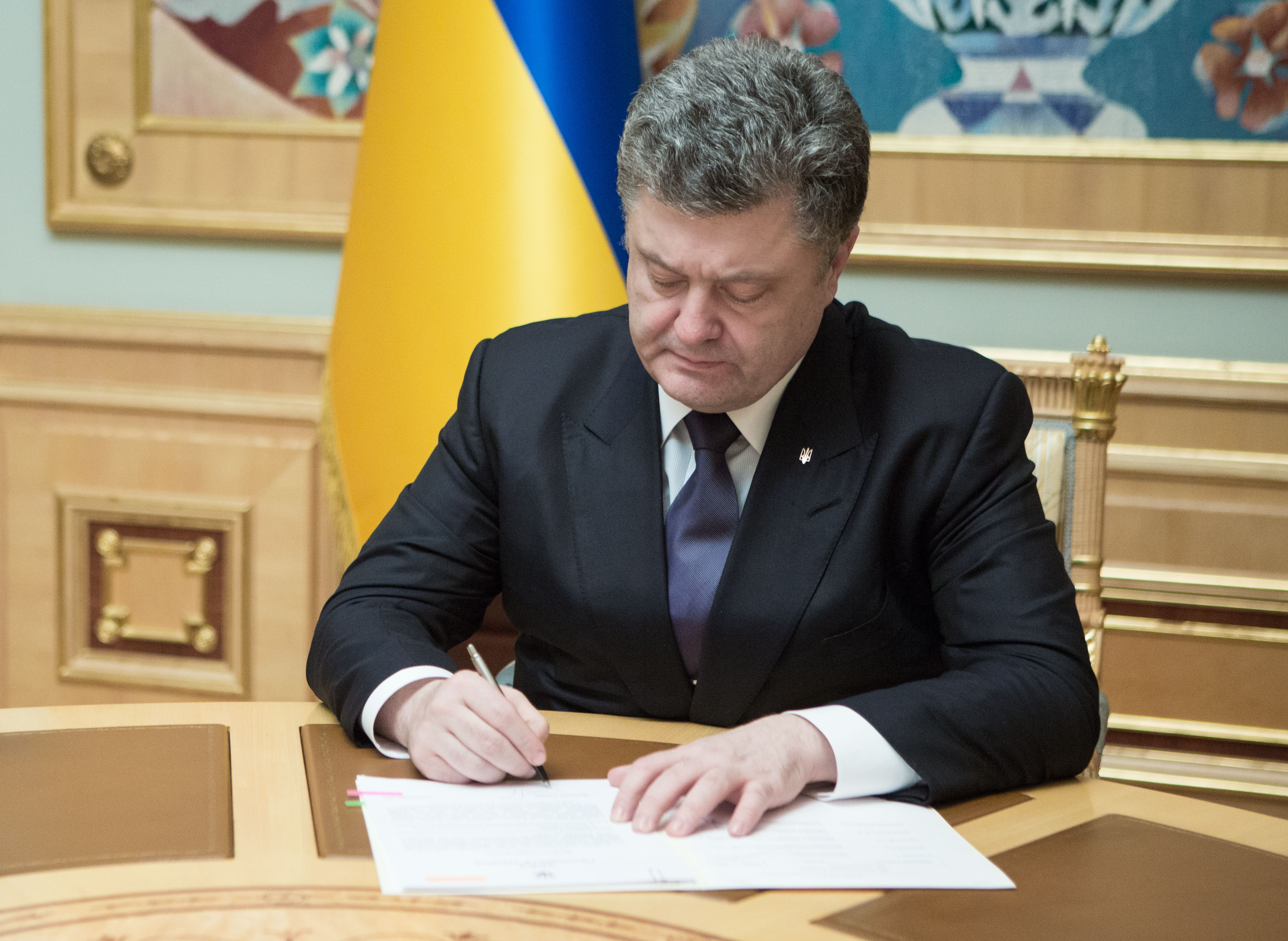 Официально: Порошенко подписал закон Ляшко, Тимошенко и Луценко о "партийных чистках" после выборов