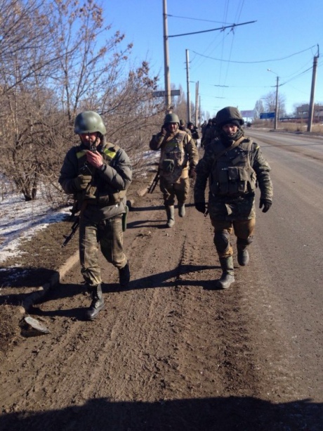 СМИ: украинские военные пешком покидают Дебальцево