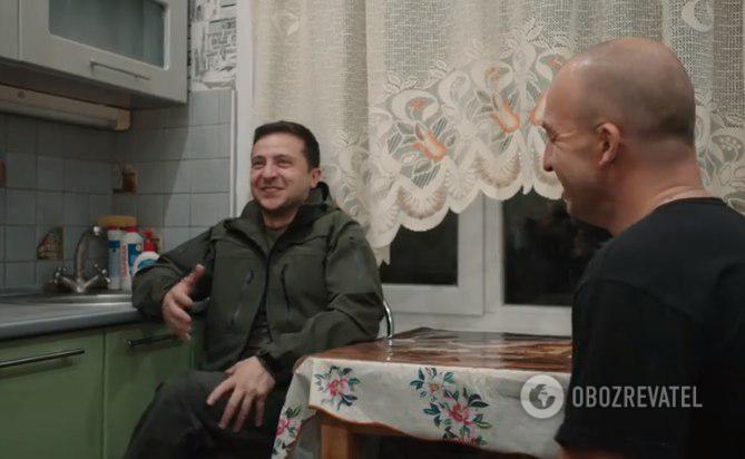 Зеленский опубликовал видео из квартиры, в которой он ночевал в Золотом: "Даже телевизор есть"