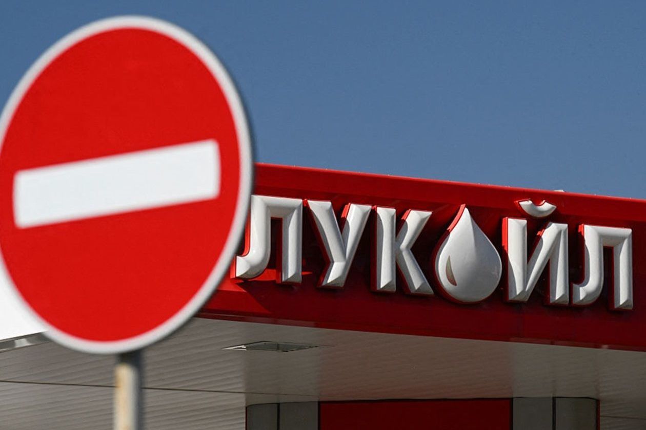 Молдова избавляется от "Лукойла" – власти возьмут под контроль заправки и склады