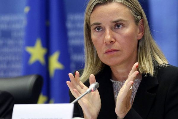 Могерини: ЕС не будет подражать США и предоставлять оружие Украине