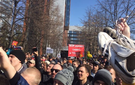 "Вор должен сидеть в тюрьме!" В Новосибирске более 4000 человек митингуют против коррупционера Медведева, выкрикивая громкие лозунги