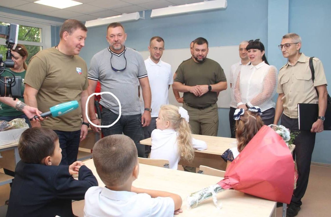 В Мариуполе "куратор" из Госдумы пришел к школьникам с пистолетом