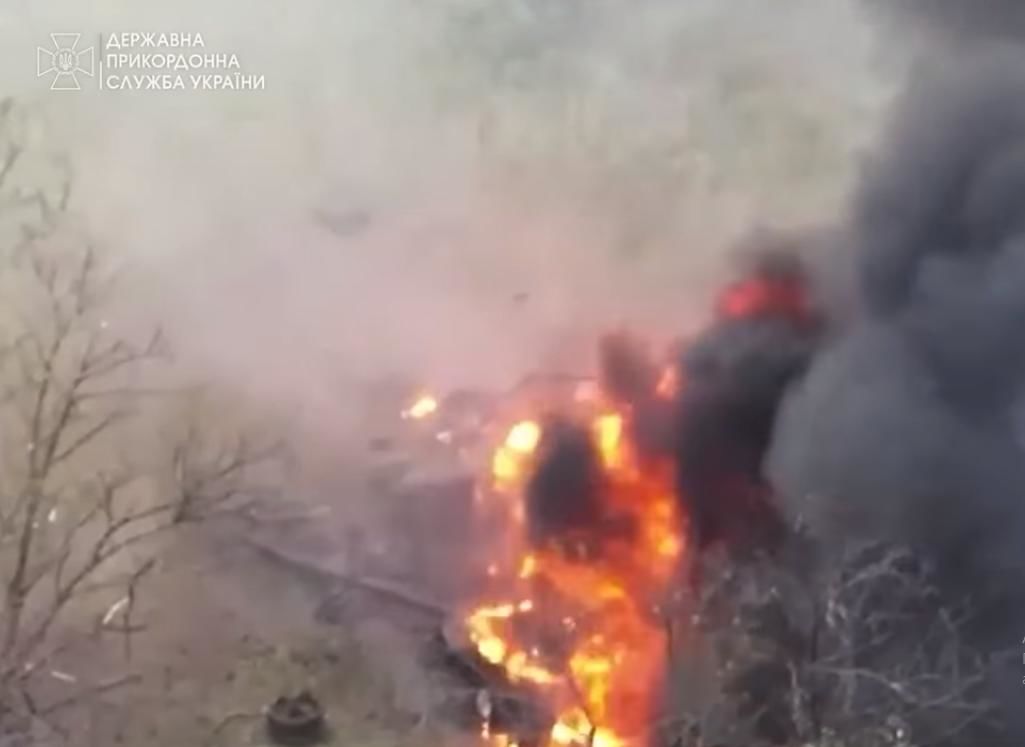 Отрыв башни танка оккупантов после сбрасывания бомбы ВСУ показали на видео