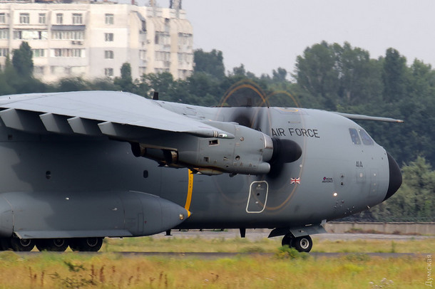 В Одессу прилетели военные НАТО на самолете британских ВВС - резонансные кадры