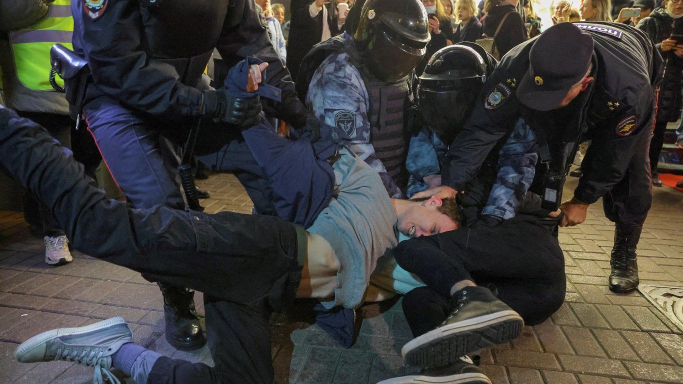 В Москве на акции протеста женщина обвинила Россию в убийствах украинцев, потребовав не забирать сына 